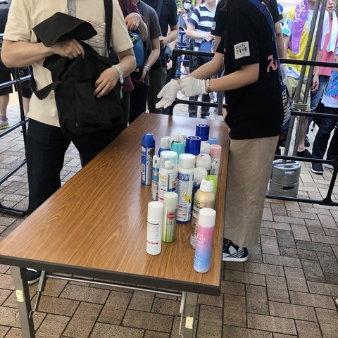 【悲報】汗臭いおっさんが集まるTIFで消臭スプレー没収ｗｗｗｗｗｗ