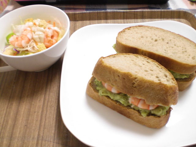 ちくわの適当料理 エビとアボガドポテトサラダのサンドイッチ ちくわの冬眠願望日記