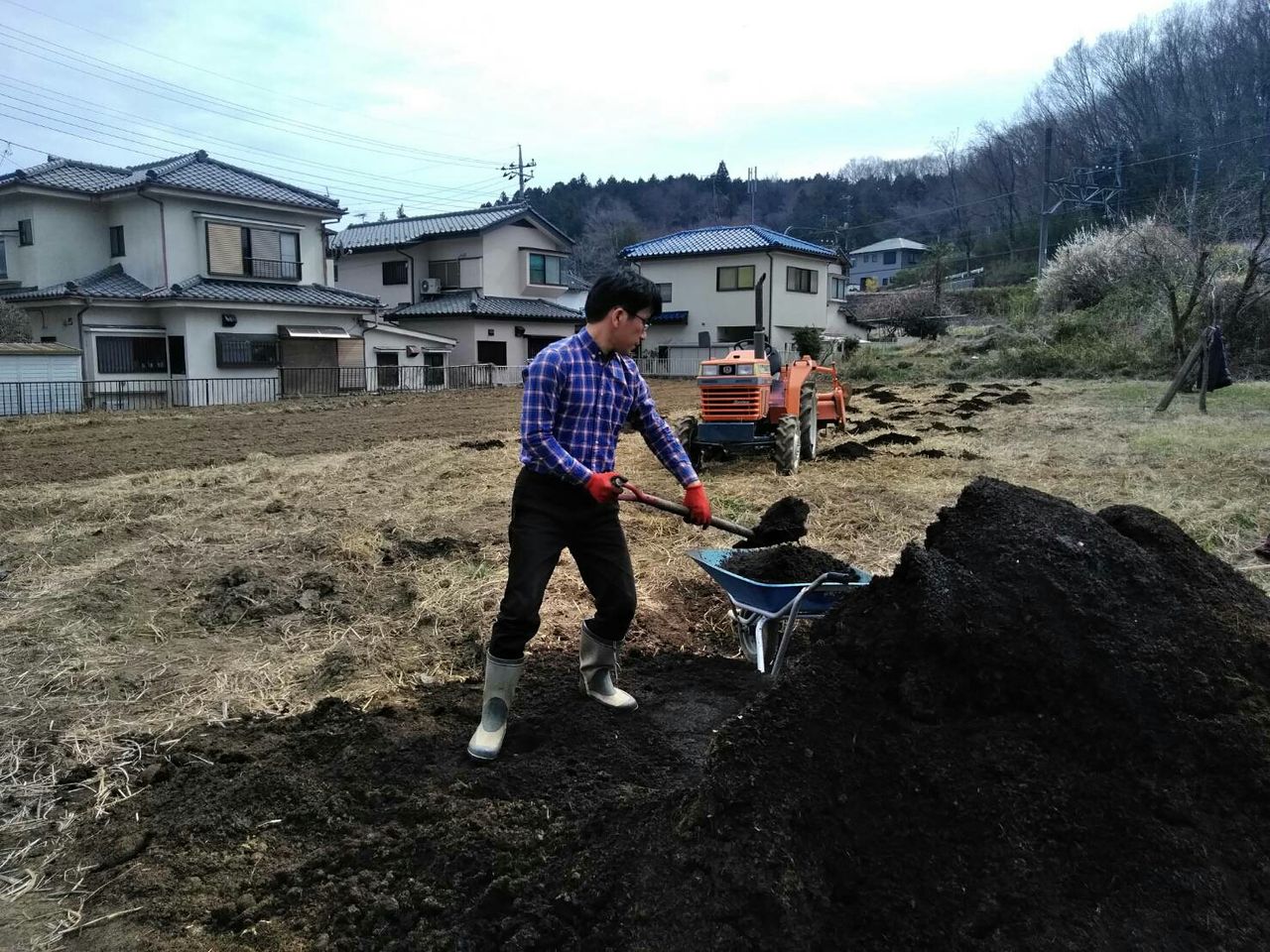 トラクターを運転して来ました 農業と 親の夢と 私 トラクターを運転して来ました 農業と 親の夢と 私