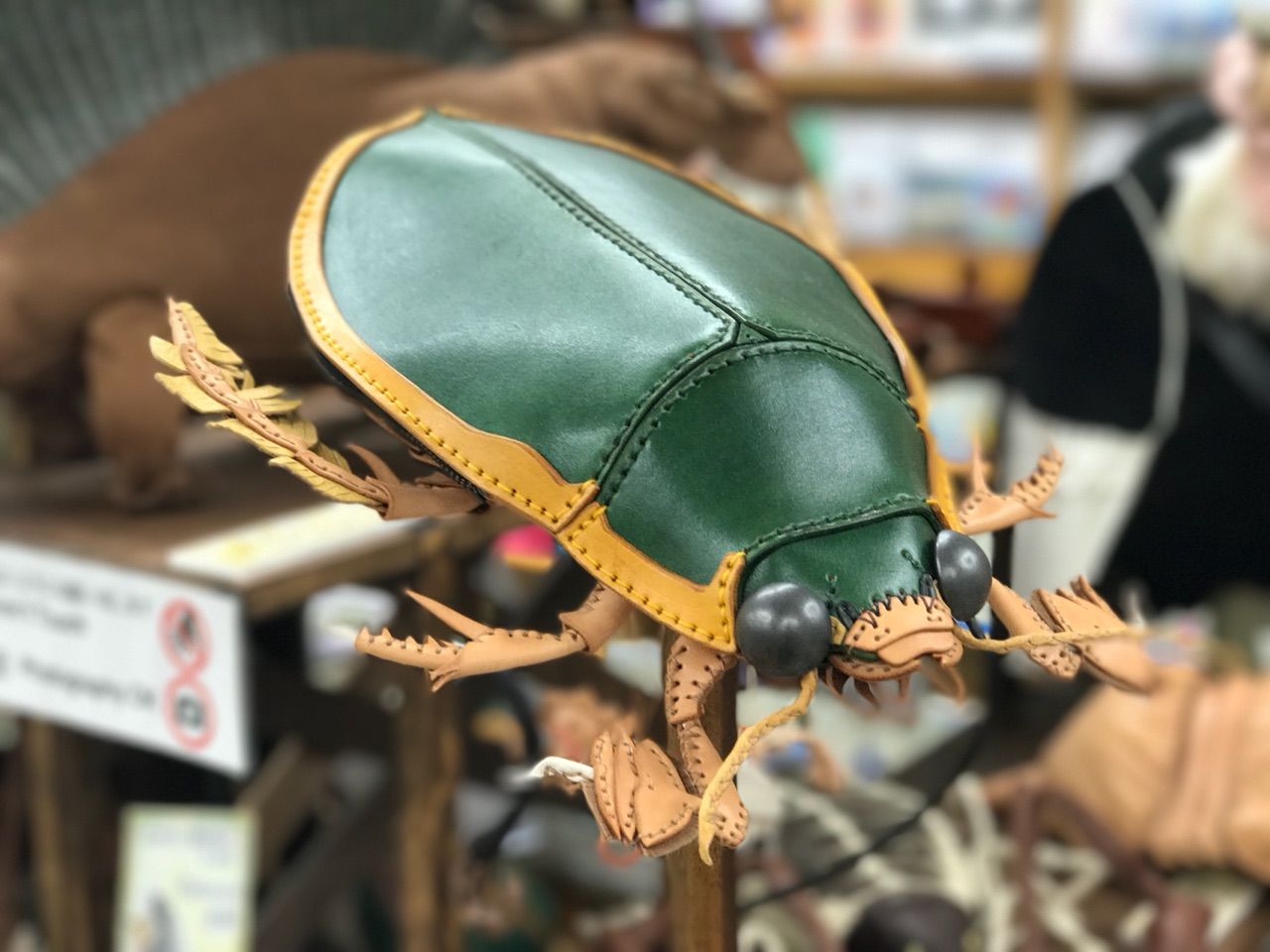 あまのじゃくとへそまがり　カメ　ケース あまのじゃくとへそまがり」魅惑のレザークラフトショップ。 虫