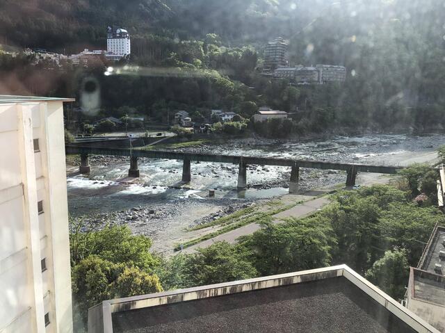 彼女が旅行中にソシャゲやりだした。ギルドのボス戦だから！とか言うけど旅行の日くらいやめられんのか→「ゲーム＞イッチなんやろ」「旅行前に楽しみたいからゲーム封印位言っとけ」