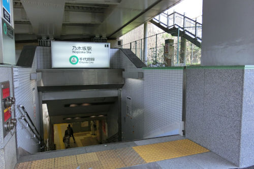 千代田線 乃木坂駅5番出口の仮囲いが撤去される 千代田線情報局 仮 千代田線 乃木坂駅5番出口の仮囲いが撤去される 千代田線情報局 仮