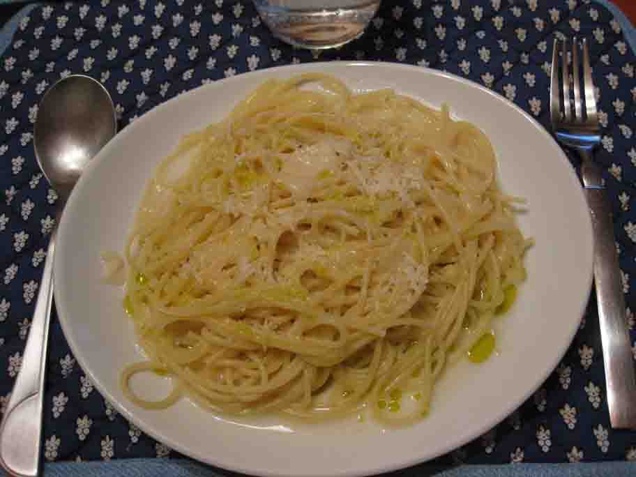 パルミジャーノ レッジャーノとペコリーノ ロマーノを使ってローマ名物カチョエペペを作ってみた 心に美味しい食べ物探し