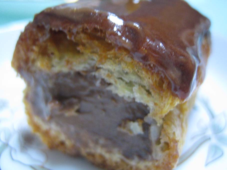 粉の味と濃厚フォンダンを噛み締めるエクレール ヴィロン 心に美味しい食べ物探し