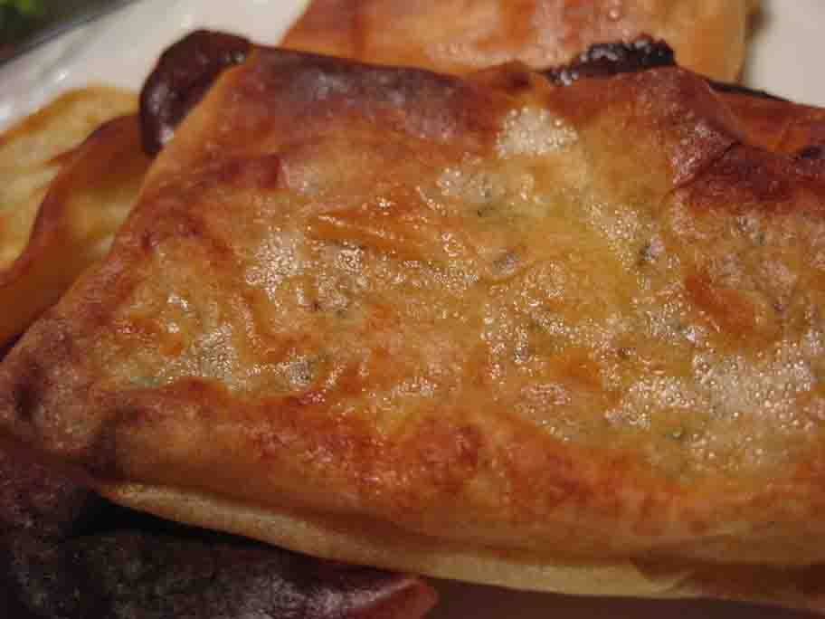 キプロスのチーズ ハロウミ 本来はフェタを使用 を使ってティロピタキアを作ってみた 心に美味しい食べ物探し