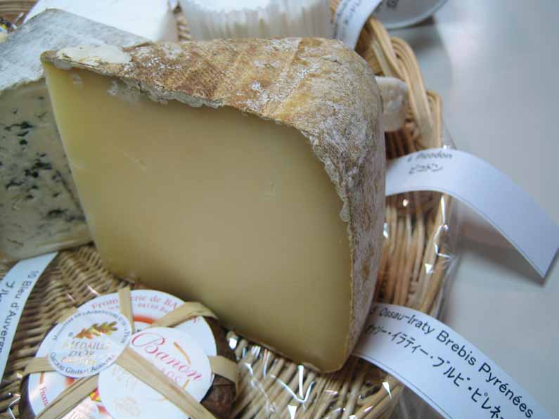 オッソー谷とイラティの森に育まれた羊乳チーズはグリオットと一緒にどうぞ Ossau Iraty Brebis Pyrenees Aoc 心に美味しい食べ物探し オッソー谷とイラティの森に育まれた羊乳チーズはグリオットと一緒にどうぞ Ossau Iraty Brebis Pyrenees Aoc 心に美味しい食べ物探し