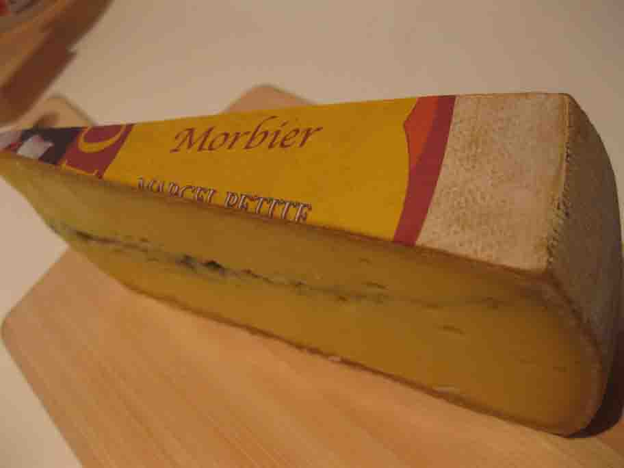 むっちりミルキー 薄っすらと全体に旨みがあって 中央部の煤が目印のチーズ Morbier Aoc Aop 心に美味しい食べ物探し むっちりミルキー 薄っすらと全体に旨みがあって 中央部の煤が目印のチーズ Morbier Aoc Aop 心に美味しい食べ物探し