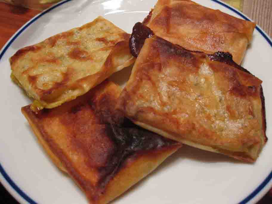 キプロスのチーズ ハロウミ 本来はフェタを使用 を使ってティロピタキアを作ってみた 心に美味しい食べ物探し