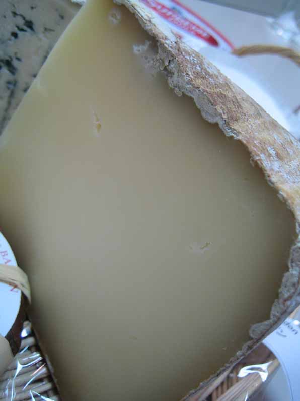 オッソー谷とイラティの森に育まれた羊乳チーズはグリオットと一緒にどうぞ Ossau Iraty Brebis Pyrenees Aoc 心に美味しい食べ物探し オッソー谷とイラティの森に育まれた羊乳チーズはグリオットと一緒にどうぞ Ossau Iraty Brebis Pyrenees Aoc 心に美味しい食べ物探し