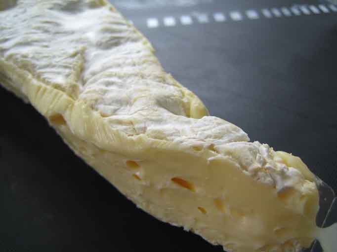 やっぱり何度もリピートしてしまう、白カビ大型チーズです@Brie de