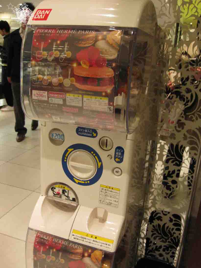 バンダイpresents ガチャポンから出てくるお菓子 ではなくストラップ ピエール エルメ パリ 伊勢丹新宿店 心に美味しい食べ物探し