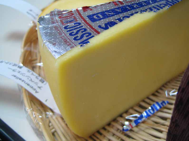 秘伝調合スパイス入り白ワインで洗う、やや個性的な香りのチーズ