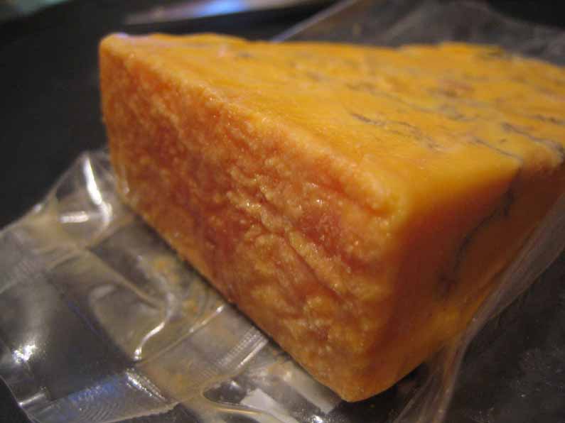 アナトー色素でオレンジ色になったブルーチーズ Shropshire Blue 心に美味しい食べ物探し アナトー色素でオレンジ色になったブルーチーズ Shropshire Blue 心に美味しい食べ物探し