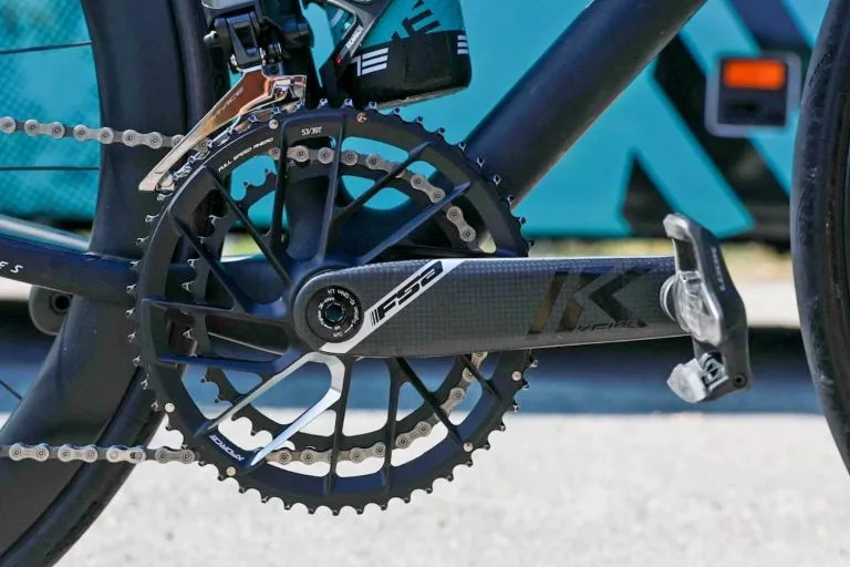 軽量カーボンクランク、パワーメーター付きクランク、振動低減