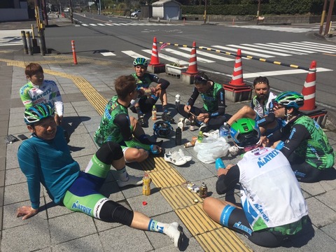 マナー Jプロチーム 歩道で座り込み 点字ブロックも塞ぐ話 しがないリーマンと自転車の話 記事コメント 1 マナー Jプロチーム 歩道で座り込み 点字ブロックも塞ぐ話 しがないリーマンと自転車の話 記事コメント 1