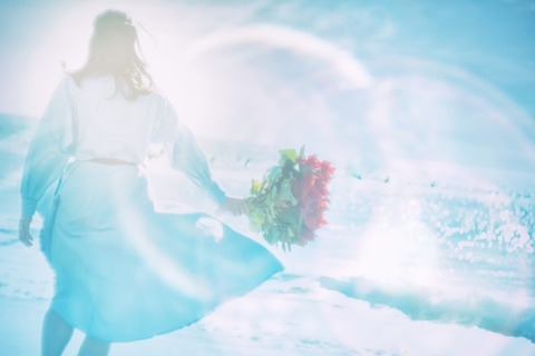 女性と花束
