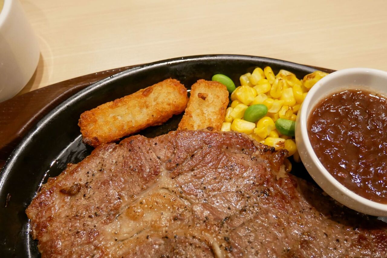 画像 ガスト期間限定 はみでるステーキ 1 099円 が驚愕のデカさ こういうのでいいんだよ チョコの株式投資diary