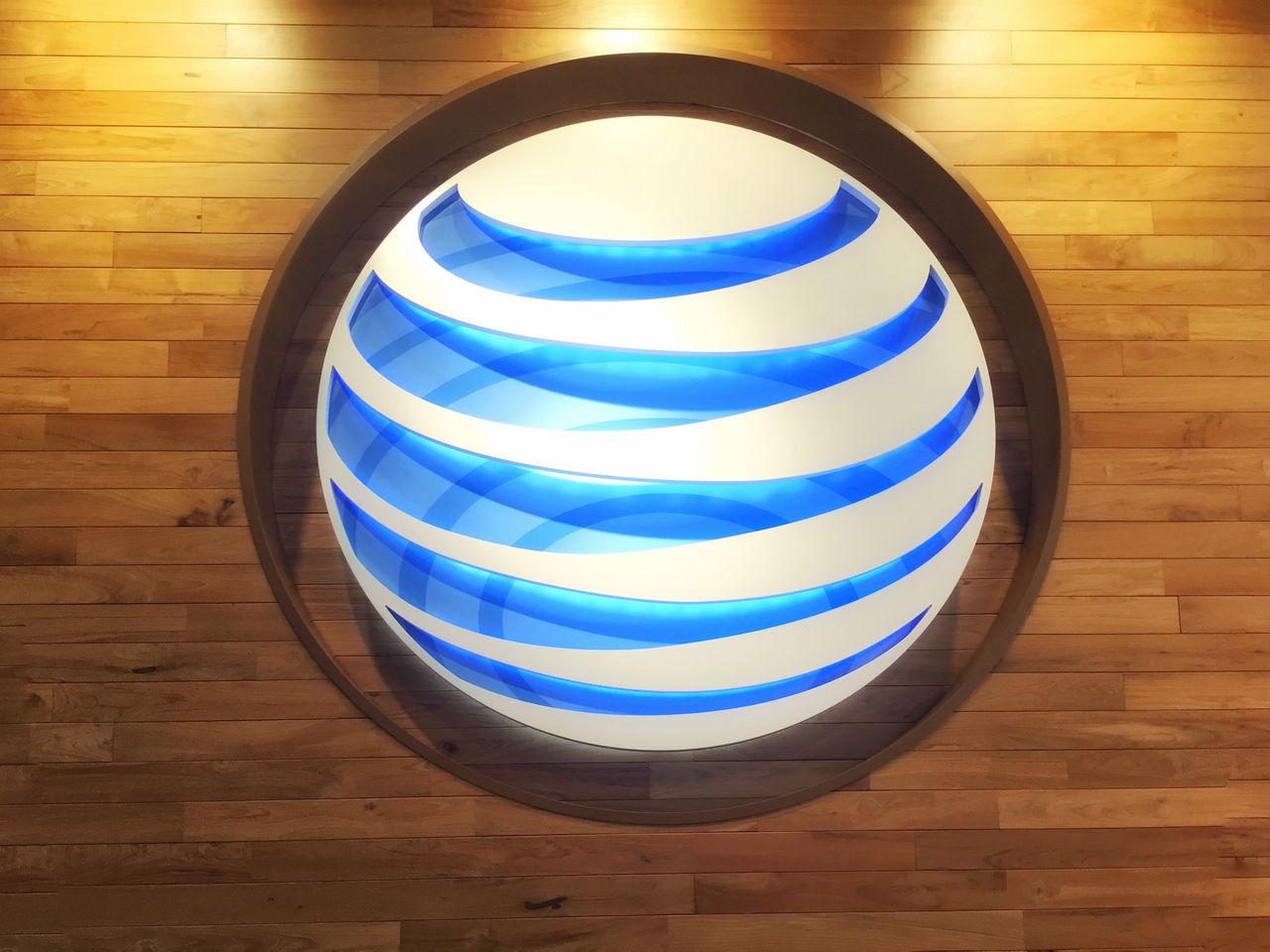  AT&T、無制限のエリート顧客向けのデータスロットリングを終了、40GB ホットスポットデータと 4K HBO Max を追加