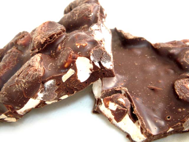 割れチョコ ビターマシュマロアーモンド （チュベ・ド・ショコラ