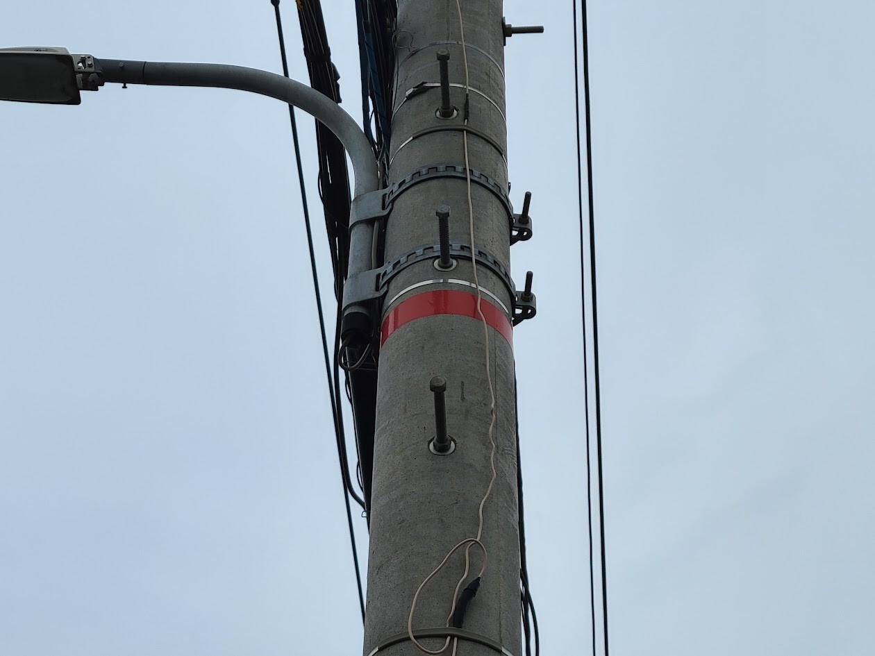 【調布クイズ】問題です！この写真の電柱に巻かれた"赤いテープ"が示す意味はなんでしょう？