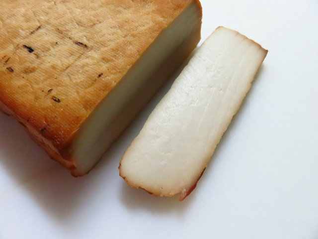 豆腐燻製 燻製編 仕上がりは 豆腐の面影を残しつつも別物 これは完全に 珍味 ちょい買い雑記帳