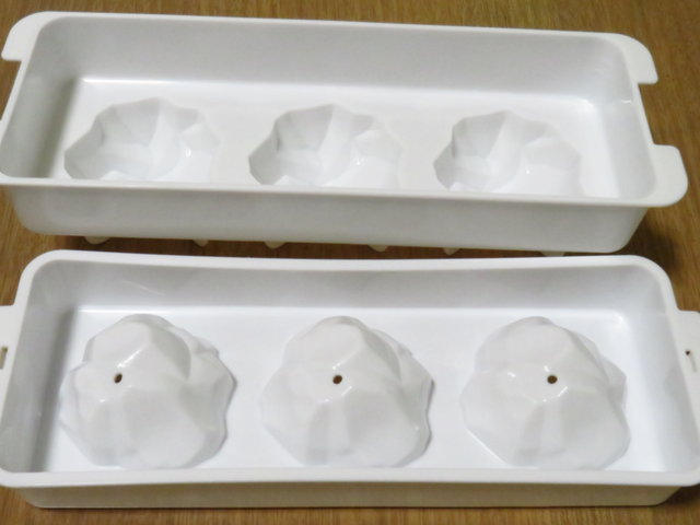 100均のロックアイス製氷皿 かなりウィスキーらしい雰囲気にしてくれますぜ ちょい買い雑記帳
