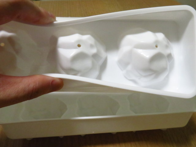 100均のロックアイス製氷皿 かなりウィスキーらしい雰囲気にしてくれますぜ ちょい買い雑記帳