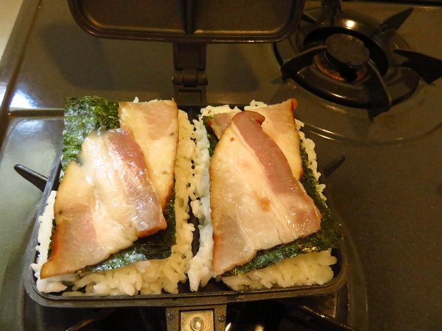 バウルー ホットサンドメーカーで焼きおにぎり Part2 ベーコンととろけるスライスチーズ編 ちょい買い雑記帳