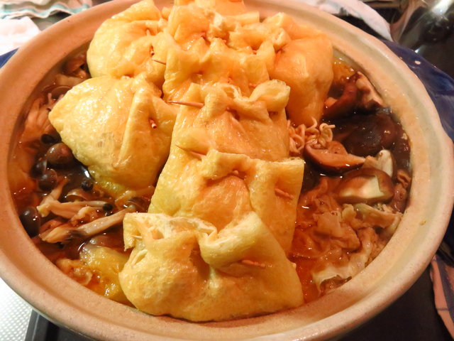 油揚げの中に インスタントラーメンをそのまま入れちゃう鍋 嫁さんがネットで見つけたらしいです ちょい買い雑記帳