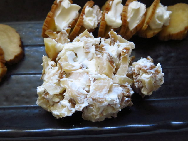 いぶりがっことクリームチーズ 誰が考えたかは知りませんが クセになる美味さですぜ ちょい買い雑記帳