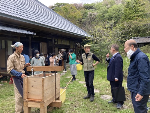 CCB87E4F-5CC2-4213-85CE-AF1EDA7079D5