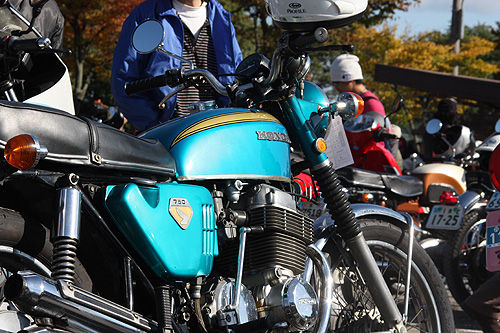 Committee admire old motorcycle03