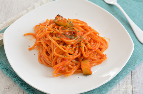 冷凍パスタ220605_旨辛チリトマト