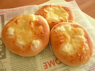 Ｗチーズのもちっと平パン