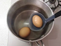 春菊のシーザーサラダ 温玉のせP4