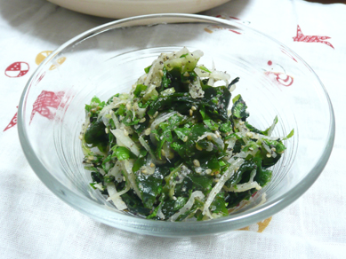 セロリとワカメのゆかりごま和え