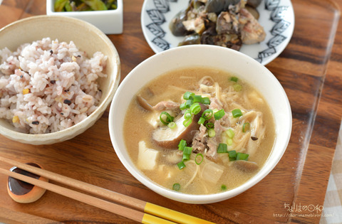 豚きのことくずし豆腐の味噌汁_macaroni連載2111-3