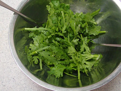 春菊のシーザーサラダ 温玉のせP2