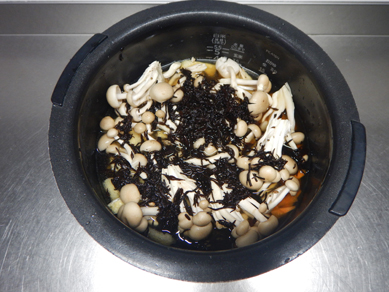 晩ごはん191011_きのことひじきの炊き込みご飯P2
