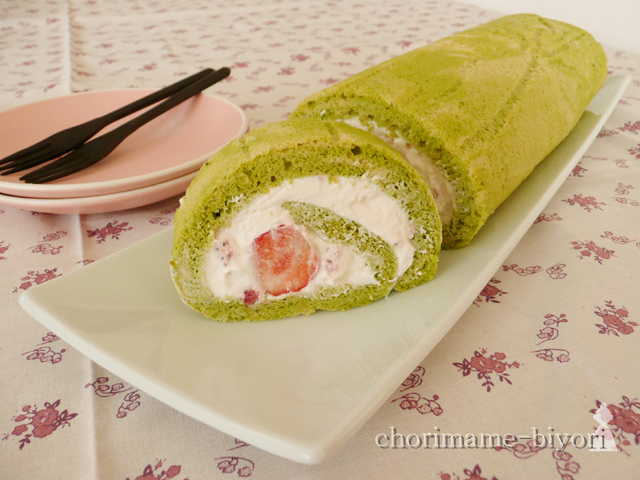 いちごクリームの抹茶マーブルロールケーキ