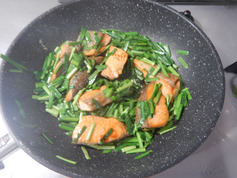 鮭とニラの黒こしょう醤油焼き190723P3