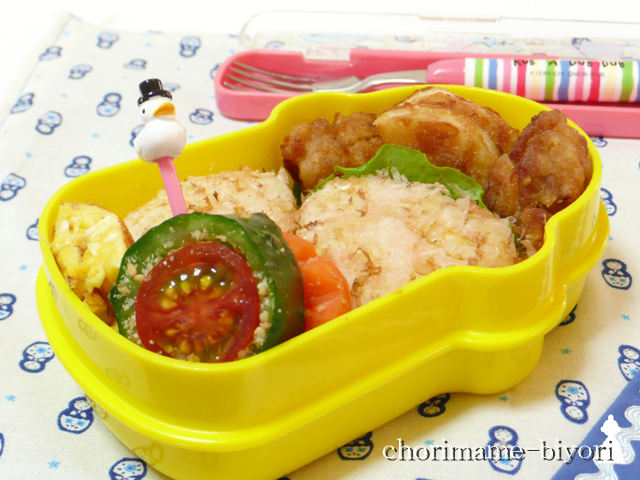 おかかチーズおにぎりとごまトマトきゅうり椀弁当