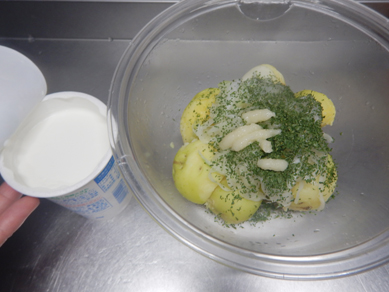 サワークリームオニオンポテト レンジで オイル不要ポテサラ と唐揚げのごはんの日 蒸し 煮る レンジ 野菜類 ちょりまめ日和 ちょりママ 西山京子 オフィシャル料理ブログ Powered By ライブドアブログ