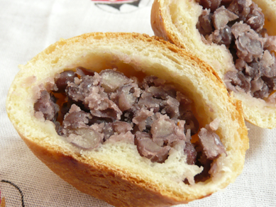 小豆のほっくり豆の存在を感じるあんぱん