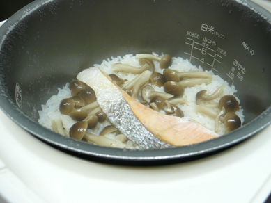 塩鮭としめじの炊き込み釜