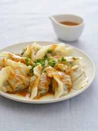 麻辣だれでいただく豚ニラ水餃子R