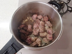 牛すね肉と根菜の黒酢煮（圧力鍋）P3