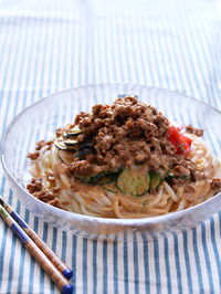 夏野菜たっぷりそぼろのっけうどん・ごまだれR