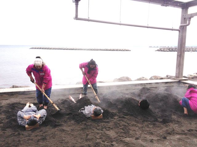 別府海浜砂湯 砂かけマイスターの極楽羽布団 ちょっとソコマデ