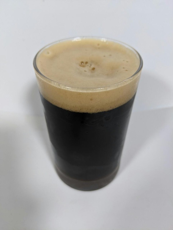 グラスに注がれた黒ビール
